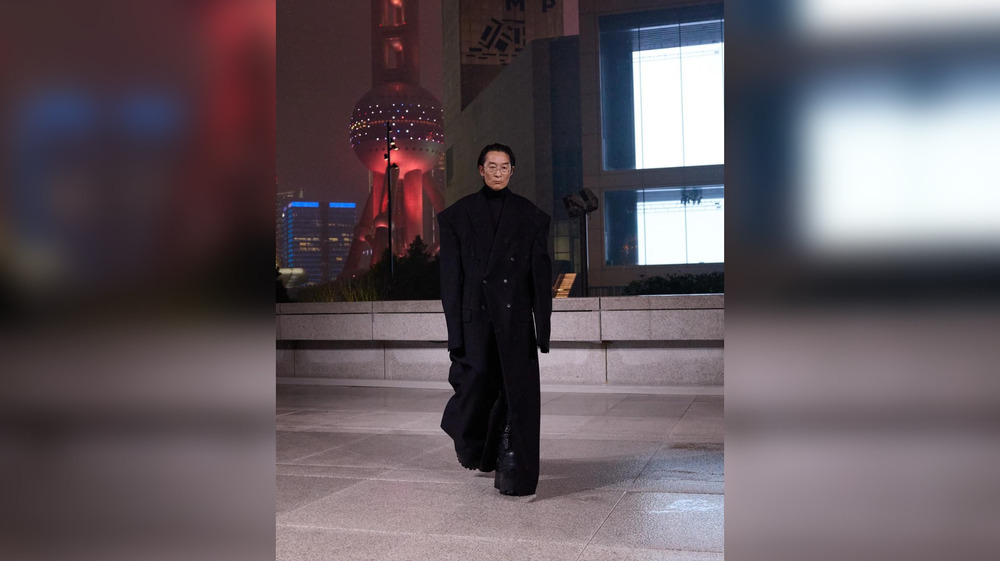 "Balenciaga" брэндийн загвар өмссөн 50 настай Г.Ганхүү гэж хэн бэ