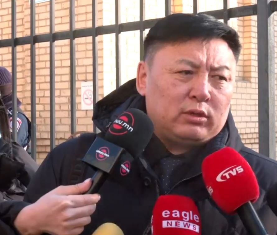 ХОХИРОГЧИЙН ӨМГӨӨЛӨГЧ М.Баасанбат: Гэм буруугийн хурал завсарлаж, шүүгчид зөвлөлдөх тасалгаа руу орлоо