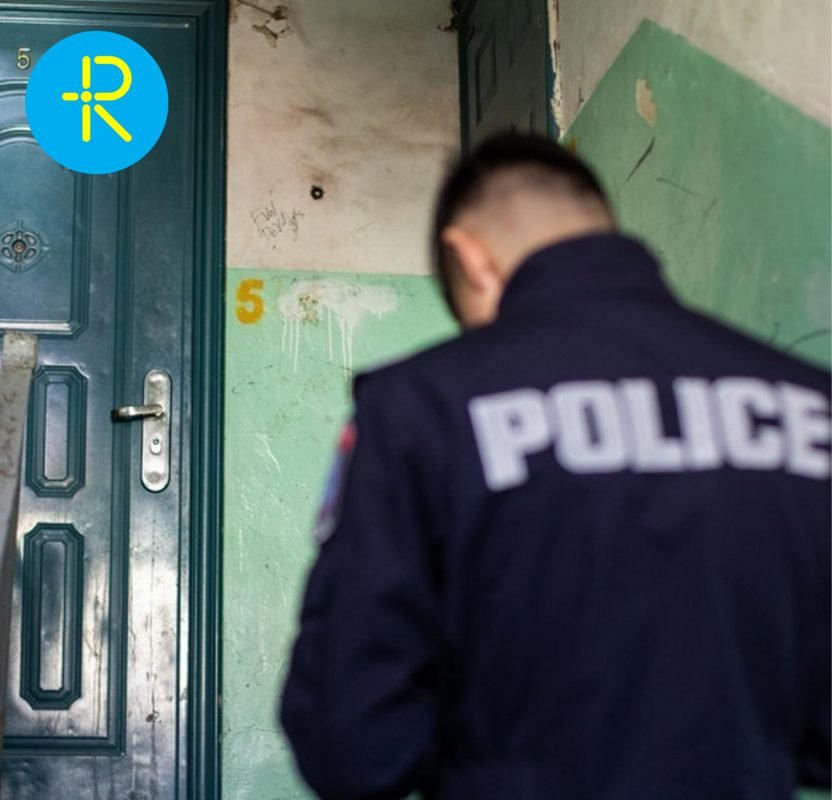 Бага насны хүүхдийг орон сууцны орц руу дагуулан орж гар утсыг нь дээрэмджээ