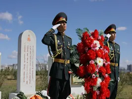 Үндэсний цэцэрлэгт хүрээлэнд байрлах харь улсад хэлмэгдсэн иргэдийн дурсгалд зориулсан гэрэлт хөшөөнд хүндэтгэл үзүүлж, цэцэг өргөлөө